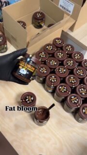 *¿Qué es la “Fat Bloom”?*

La “fat bloom” es un fenómeno que ocurre en algunos alimentos, especialmente en los chocolates, cuando se forma una capa blanca o gris en la superficie. 
Esto se debe a la separación de los componentes grasos del alimento, lo que provoca que se formen cristales de grasa en la superficie.

*Causas de la “Fat Bloom”*

- La temperatura: la exposición a temperaturas altas o bajas puede causar la separación de los componentes grasos.

*¿Es seguro comer alimentos con “Fat Bloom”?*

Sí, la “fat bloom” no es peligrosa para la salud, pero afecta a la apariencia.😊
Remueve bien y calienta un poco, volvera a su estado inicial.#xocomon #sin #sense #sintrazas #sinfrutossecos