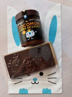 🌸🐰 ¡Ya está aquí nuestro lote de Pascua! 🐰🌸

Celebra la Pascua con nuestra bolsa especial que incluye:
🍫 Tableta de chocolate de Pascua 100 g
🥄 Crema de cacao sin alérgenos

Todo listo para disfrutar de momentos dulces y seguros para toda la familia. 💛

✨ Edición limitada – ¡No te quedes sin el tuyo!
Puedes escoger leche o negro

#Xocomon #SinAlérgenos #PascuaDulce #ChocolateSeguro #MomentosDulces