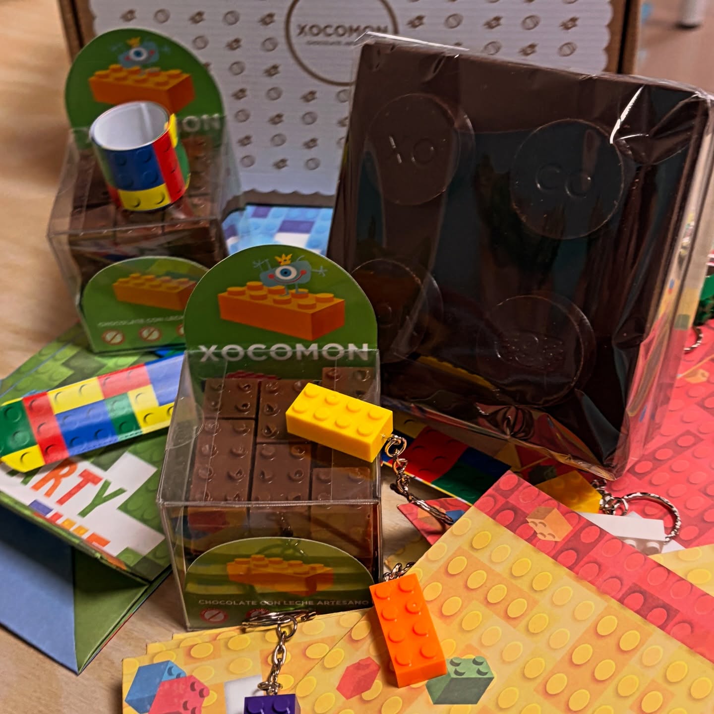 Pack lego:
🍫Figura 400g
🍫2 cajas de piezas apilables 
Llavero+bolsa+pulsera+adhesivos
Pascua 26 con regalitos 🎁