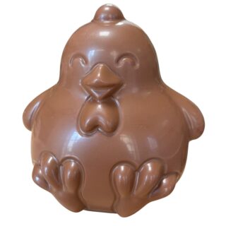 Nueva figura de Pascua 2026 – Chocolate con leche 400 g - Chocolate negro sin ningún alergeno.

Nueva figura de Pascua elaborada con chocolate de alta calidad. Con 400 g de chocolate suave y cremoso, es perfecta para celebrar y compartir en estas fechas.

Elaborada sin alérgenos y sin trazas de frutos secos, en un entorno controlado que garantiza la máxima seguridad alimentaria.
Nuestra nueva gallina.
Puedes añadir unos huevos minis para la mona perfecta, www.xocomon.com💚💙 #pascua2026 #alergiaalimentaria #figurasdechocolate #chocolatesin #Sintrazas