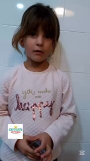 Hay momentos en que te cambian la vida.

Claudia, nuestra hija, un día nos dijo triste:
“Yo no puedo comer chocolate…”

Sus alergias hacían que un gesto tan simple como comer chocolate fuera imposible.

Y como padres… esto nos dolía.

Porque ningún niño debería quedarse sin chocolate.

Así nació Xocomon.

Un chocolate pensado para que los niños con alergias también puedan disfrutar, compartir y sonreír.

Porque todos los niños merecen comer chocolate. 🍫❤️

Xocomon
www.xocomon.com
Chocolate sin alergenos.
Para todos.