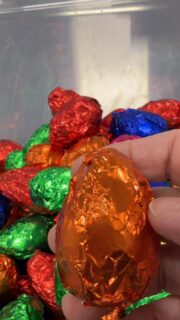 ¡Se acabó el miedo a las etiquetas! 🍫✨

En @xocomon_ sin saben que disfrutar de un huevo de Pascua no debería ser un deporte de riesgo. Por eso, sus huevos son el paraíso para quienes conviven con alergias:

✅ Sin frutos secos (¡ni trazas!)
✅ Sin gluten
✅ Sin leche (opciones veganas deliciosas)
✅ Sin soja

Porque la verdadera magia de la Pascua es verlos disfrutar con total tranquilidad. 🐣💛

📦 Haz tu pedido antes de que vuelen en su web. ¡La seguridad también es dulce!
www.xocomon.com

#Xocomon #AlergiaAlimentaria #SinTrazas #PascuaSinGluten #SinFrutosSecos