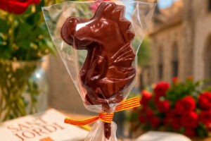 Col·lecció romàntica de Sant Jordi de Xocomon amb cors, dracs, ossets i xocolates artesanals per regalar amor sense traces de fruits secs ni al·lèrgens i amb llet i soja